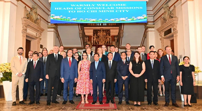 Lãnh đạo TPHCM với đại diện các cơ quan lãnh sự, ngoại giao đoàn. Ảnh: Việt Dũng