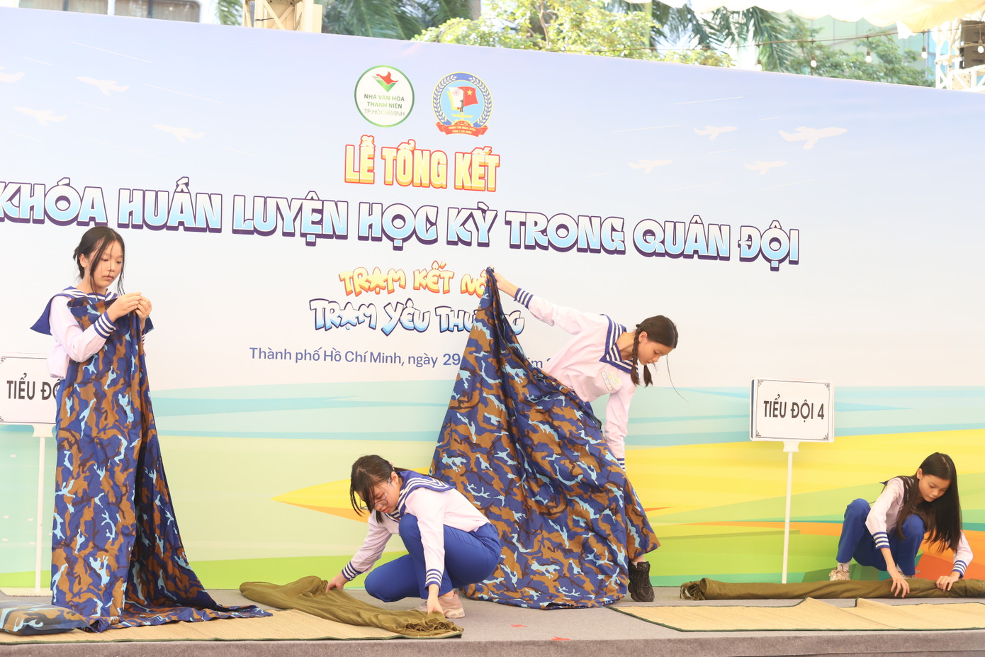 Các em thực hiện kỹ năng sắp xếp nội vụ được học hỏi từ các chiến sĩ Hải quân. Các em thực hiện kỹ năng sắp xếp nội vụ được học hỏi từ các chiến sĩ Hải quân.