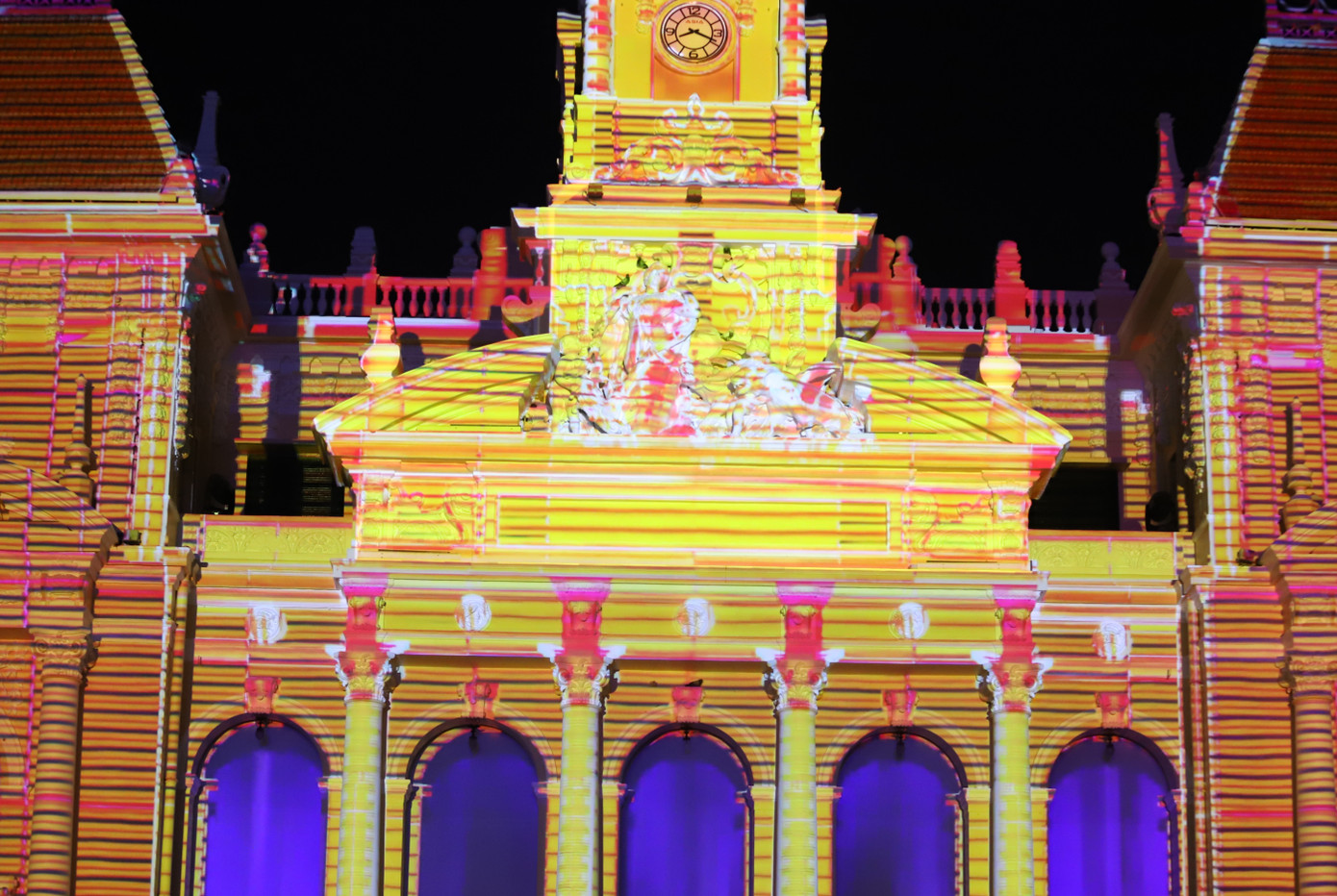 Trước đó, đại diện các đội thi đến từ Pháp, Bỉ, Singapore đã có màn trình diễn ngắn giới thiệu sơ nét về truyền thống văn hóa đặc sắc của mình. Những buổi tiếp theo, các quốc gia này sẽ tiếp tục có màn trình diễn gửi đến đông đảo người dân Việt Nam và quốc tế. Trước đó, đại diện các đội thi đến từ Pháp, Bỉ, Singapore đã có màn trình diễn ngắn giới thiệu sơ nét về truyền thống văn hóa đặc sắc của mình. Những buổi tiếp theo, các quốc gia này sẽ tiếp tục có màn trình diễn gửi đến đông đảo người dân Việt Nam và quốc tế.