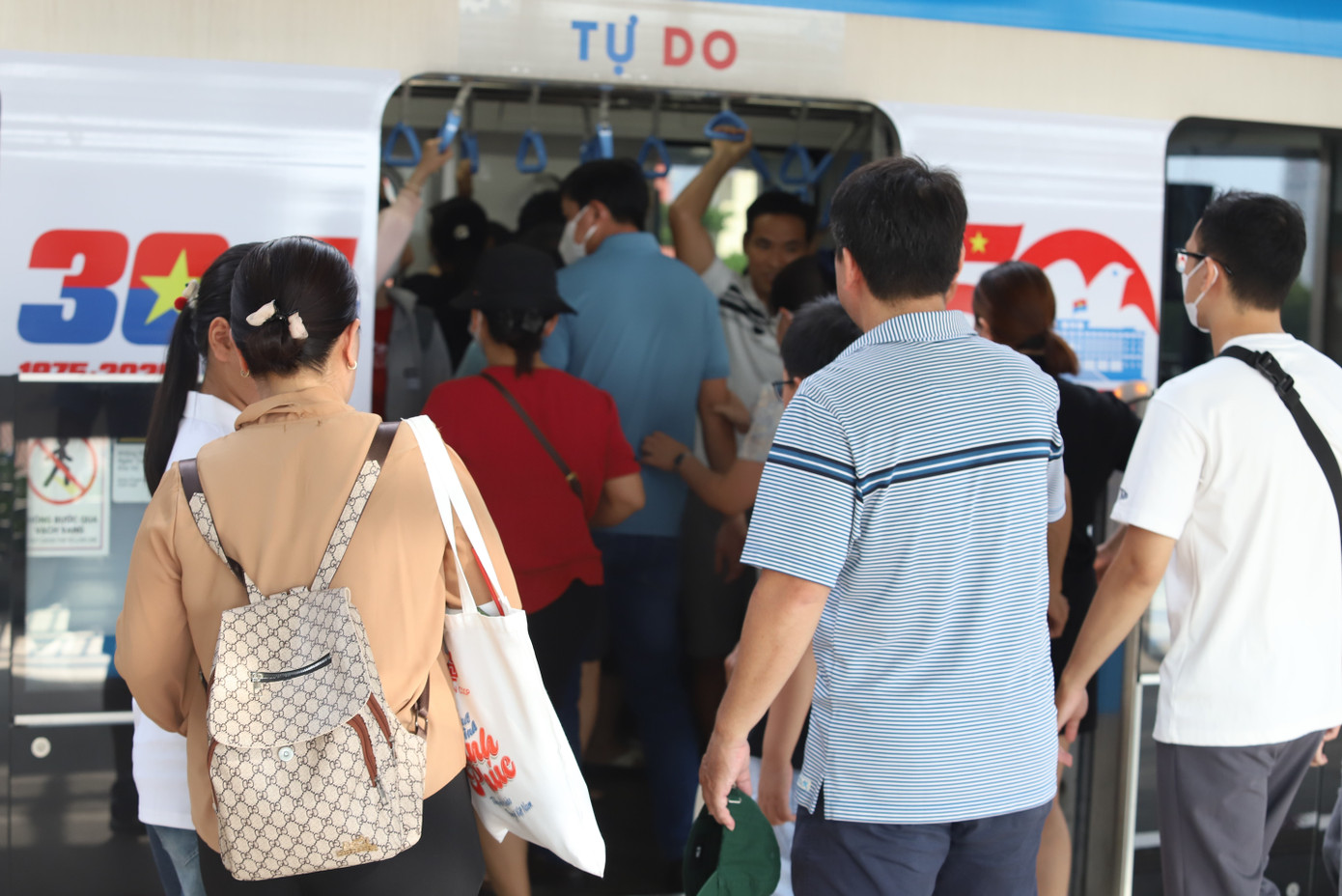 Chào mừng kỷ niệm 50 năm Ngày Giải phóng miền Nam, thống nhất đất nước, đơn vị quản lý tuyến metro cũng đã thực hiện trang trí biểu tượng về đại lễ trên thân tàu.