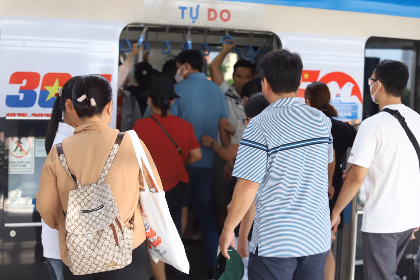 Chào mừng kỷ niệm 50 năm Ngày Giải phóng miền Nam, thống nhất đất nước, đơn vị quản lý tuyến metro cũng đã thực hiện trang trí biểu tượng về đại lễ trên thân tàu.
