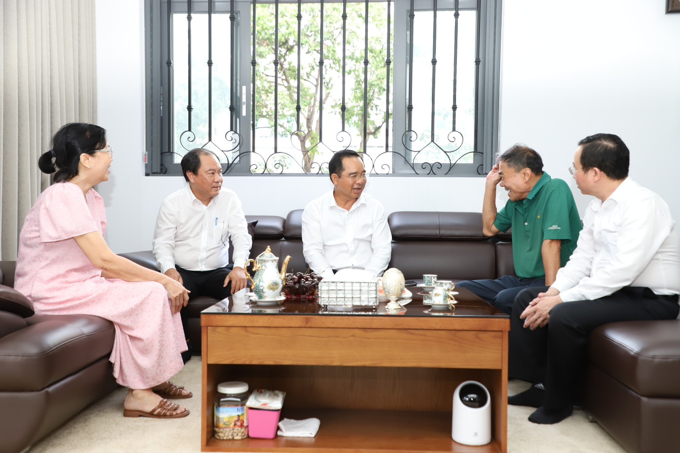 Chủ tịch Nguyễn Văn Được trò chuyện, thăm hỏi người thân Anh hùng Lao động Nguyễn Duy Cương, nguyên Thứ trưởng Bộ Y tế. Chủ tịch Nguyễn Văn Được trò chuyện, thăm hỏi người thân Anh hùng Lao động Nguyễn Duy Cương, nguyên Thứ trưởng Bộ Y tế.