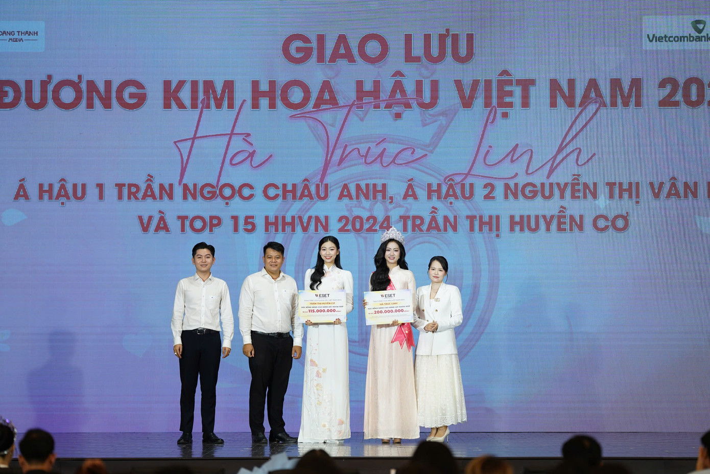 Hai nữ sinh tiêu biểu cũng đón nhận phần học bổng tiếng Anh từ WESET English Center. Hai nữ sinh tiêu biểu cũng đón nhận phần học bổng tiếng Anh từ WESET English Center.