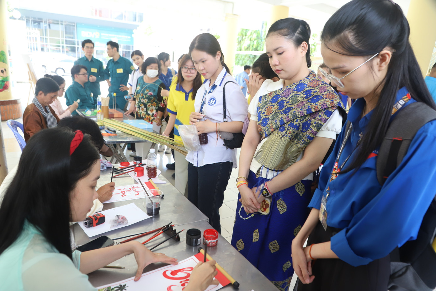 Tại lễ hội, các bạn trẻ ba nước Việt Nam, Lào, Campuchia cùng thưởng thức các tiết mục văn nghệ truyền thống; tham gia tiệc ẩm thực... trong không khí thắm tình hữu nghị, vui tươi. Ảnh: Ngô Tùng Tại lễ hội, các bạn trẻ ba nước Việt Nam, Lào, Campuchia cùng thưởng thức các tiết mục văn nghệ truyền thống; tham gia tiệc ẩm thực... trong không khí thắm tình hữu nghị, vui tươi. Ảnh: Ngô Tùng