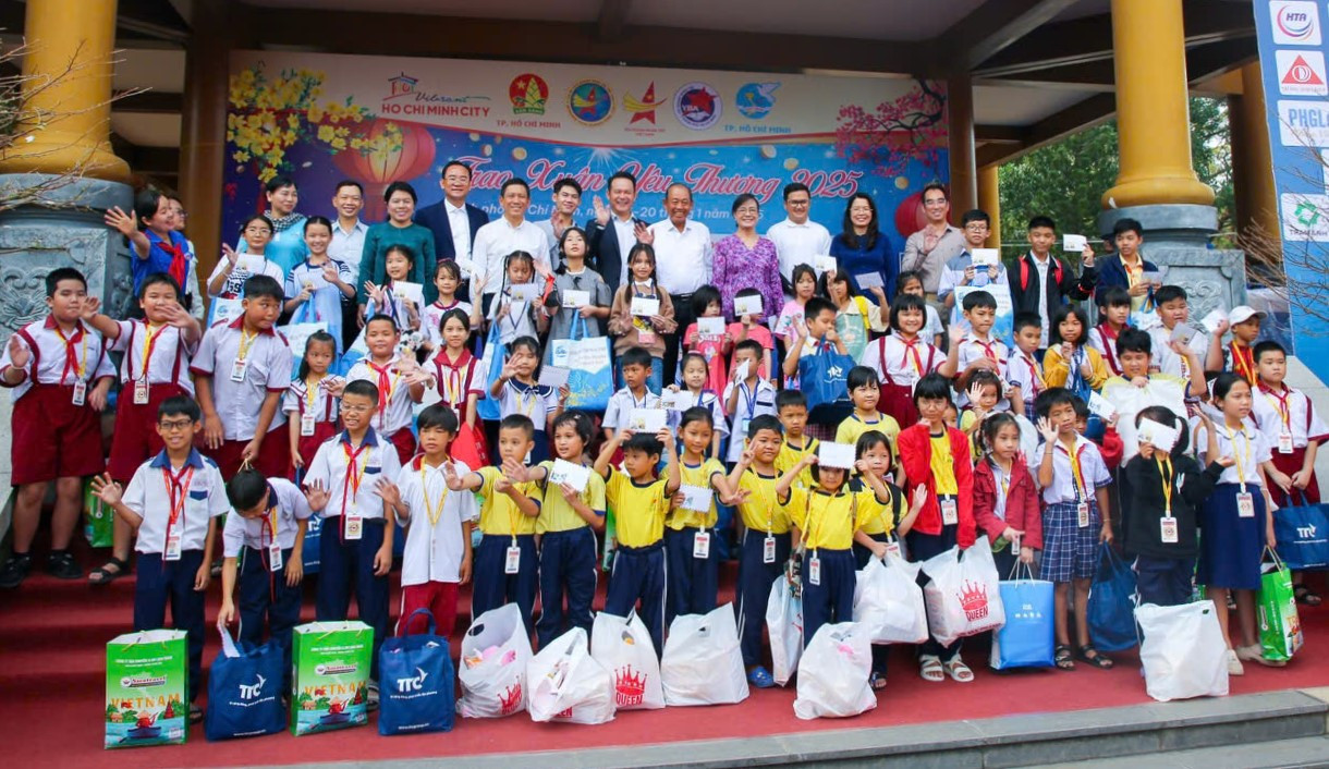 Các bạn nhỏ đón nhận tình cảm yêu thương đến từ sự chung tay của các cơ quan, đơn vị. Các bạn nhỏ đón nhận tình cảm yêu thương đến từ sự chung tay của các cơ quan, đơn vị.