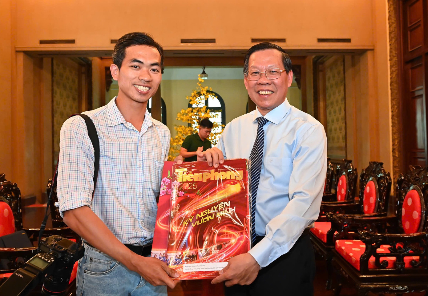 Chủ tịch UBND TPHCM Phan Văn Mãi đón nhận giai phẩm Tiền Phong Xuân Ất Tỵ 2025 tại buổi trao đổi. Ảnh: Việt Dũng Chủ tịch UBND TPHCM Phan Văn Mãi đón nhận giai phẩm Tiền Phong Xuân Ất Tỵ 2025 tại buổi trao đổi. Ảnh: Việt Dũng