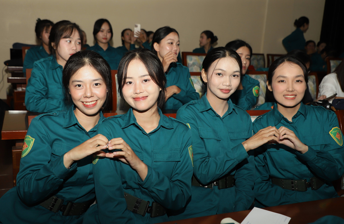 Chiến sĩ khối Nữ du kích miền Nam khoe nét tươi trẻ, năng động tại buổi lễ.