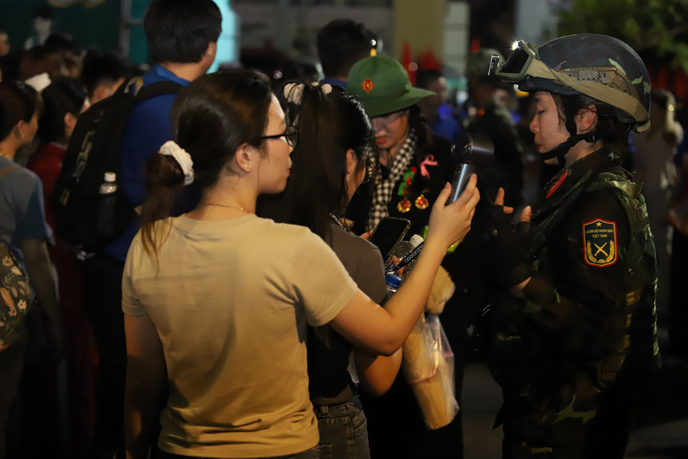 Tại điểm kết thúc diễu binh, diễu hành, nhiều bạn đã tranh thủ đến trò chuyện, bày tỏ sự ngưỡng mộ các chiến sĩ, quân nhân và quần chúng thuộc các khối diễu binh, diễu hành.