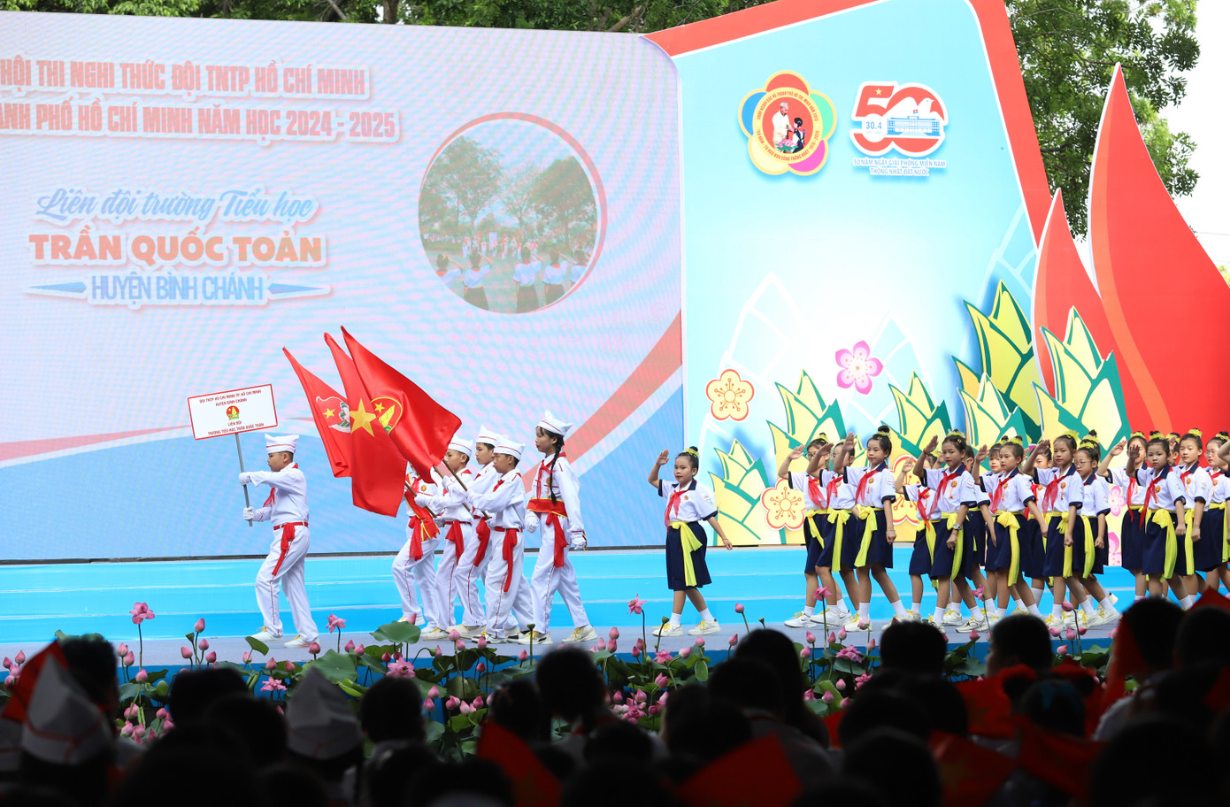 Thiếu nhi 22 quận, huyện và TP Thủ Đức trình diễn nghi thức Đội tại Đại hội Cháu ngoan Bác Hồ.