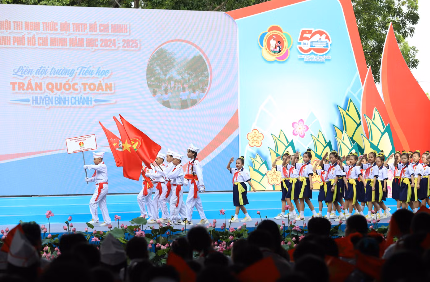 Thiếu nhi 22 quận, huyện và TP Thủ Đức trình diễn nghi thức Đội tại Đại hội Cháu ngoan Bác Hồ.