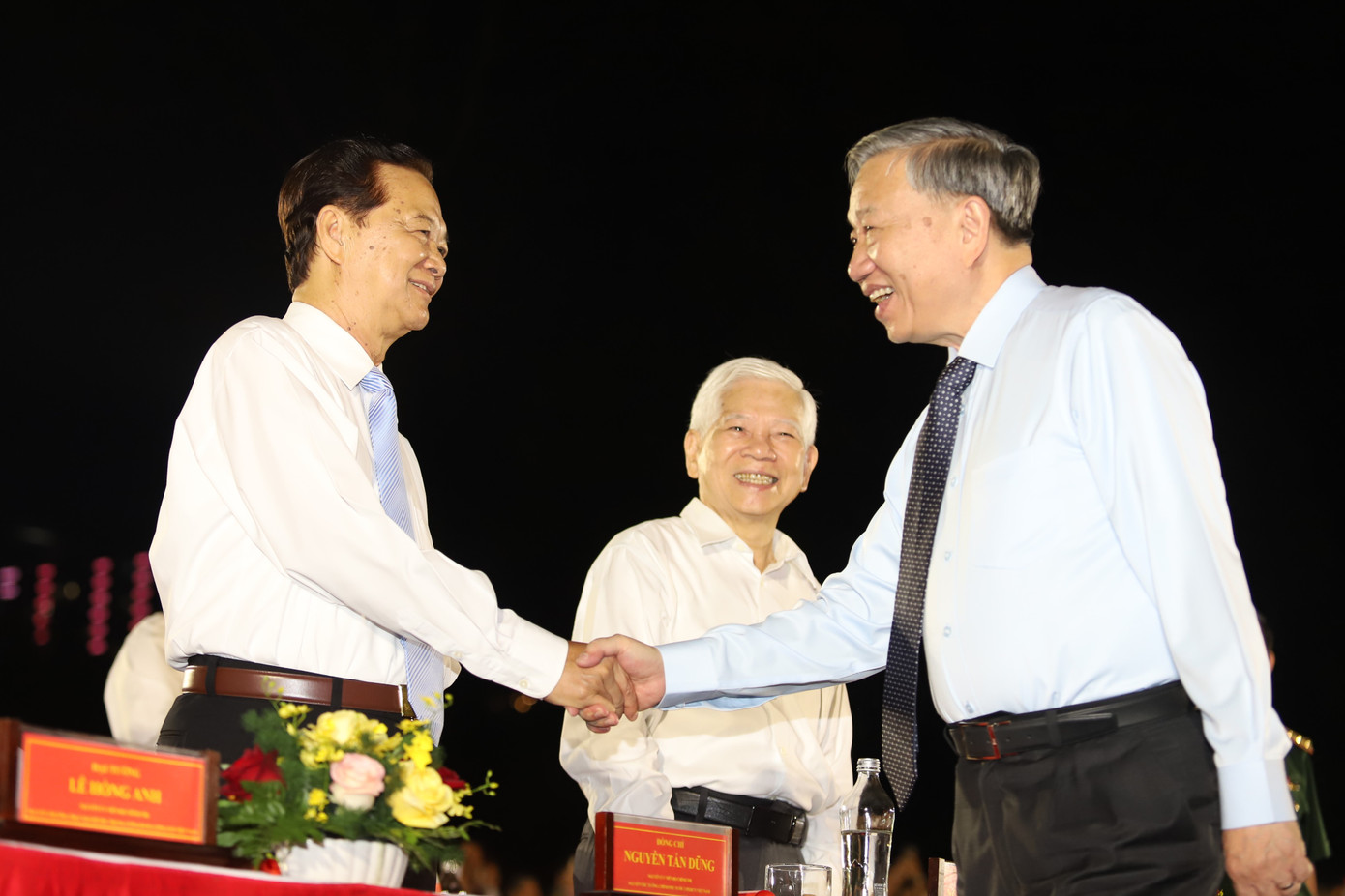 Tổng Bí thư Tô Lâm đến dự chương trình. Cùng dự còn có các lãnh đạo, nguyên lãnh đạo Đảng, Nhà nước, các bà mẹ Việt Nam anh hùng, Anh hùng Lực lượng vũ trang nhân dân, tướng lĩnh, cán bộ, chiến sĩ, nhân sĩ trí thức.