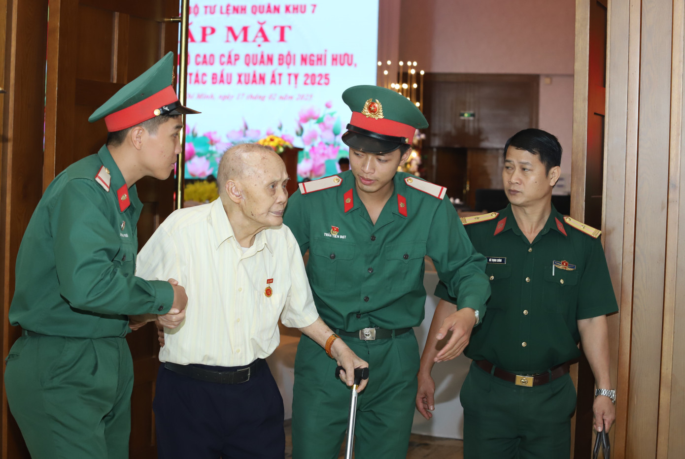 Các tiền bối cách mạng đến dự họp mặt đầu Xuân Ất Tỵ. Ảnh: Ngô Tùng