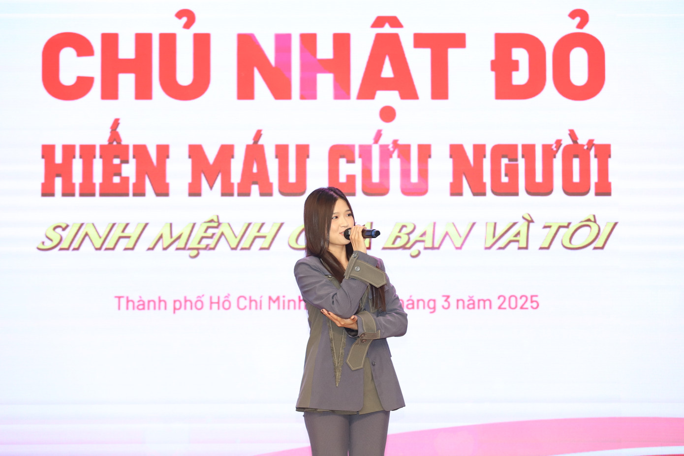 Ca sĩ Suni Hạ Linh góp giọng tại Chủ Nhật Đỏ.