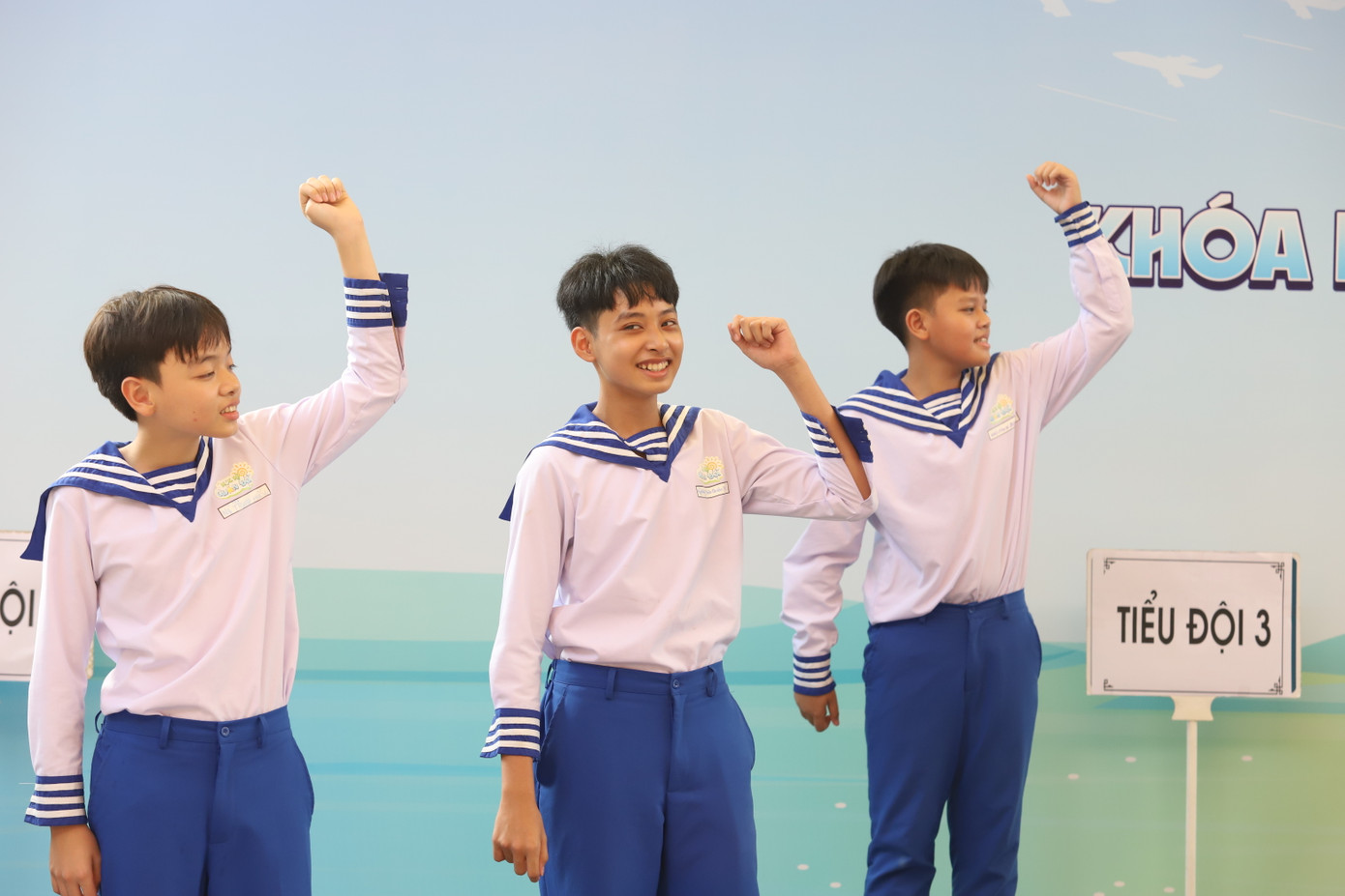 Cùng thao diễn một số động tác thể lực trong môi trường quân ngũ. Cùng thao diễn một số động tác thể lực trong môi trường quân ngũ.