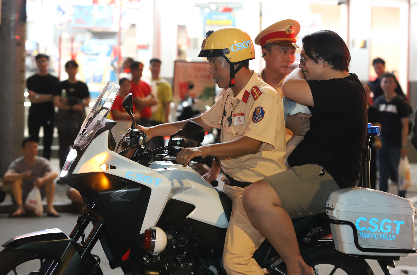 Khi chương trình sơ duyệt diễn ra, các cán bộ, chiến sĩ các lực lượng đang túc trực làm nhiệm vụ tại giao lộ Đinh Tiên Hoàng - Nguyễn Thị Minh Khai (quận 1) tiếp nhận trường hợp một xe cấp cứu và đại diện Đội CSGT Rạch Chiếc đã dùng mô tô đặc chủng đưa em bé cùng người thân vào Bệnh viện Nhi đồng 2 để cấp cứu.