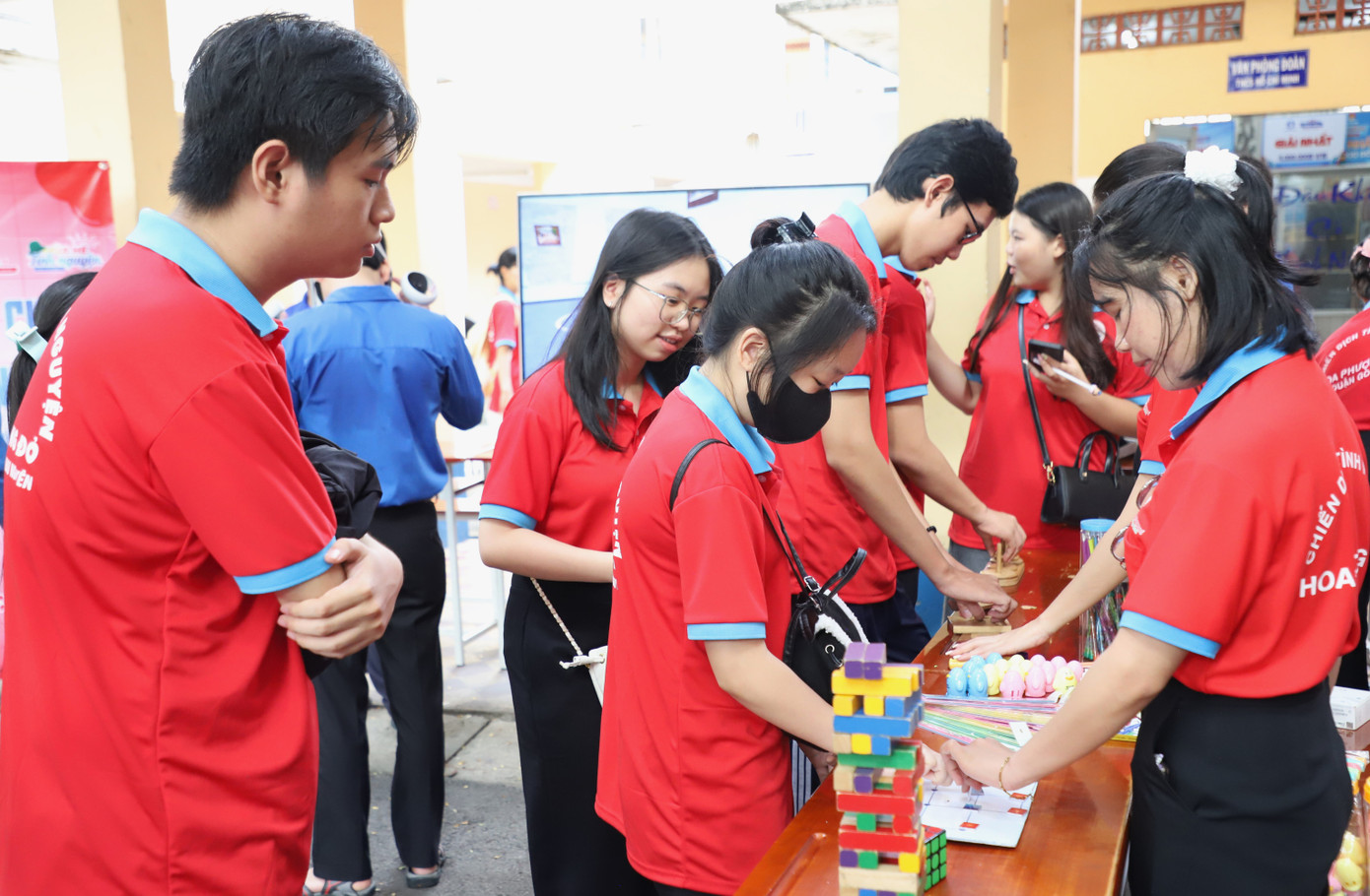 Các em học sinh tham gia sân chơi trải nghiệm sau lễ khai mạc hè. Các em học sinh tham gia sân chơi trải nghiệm sau lễ khai mạc hè.