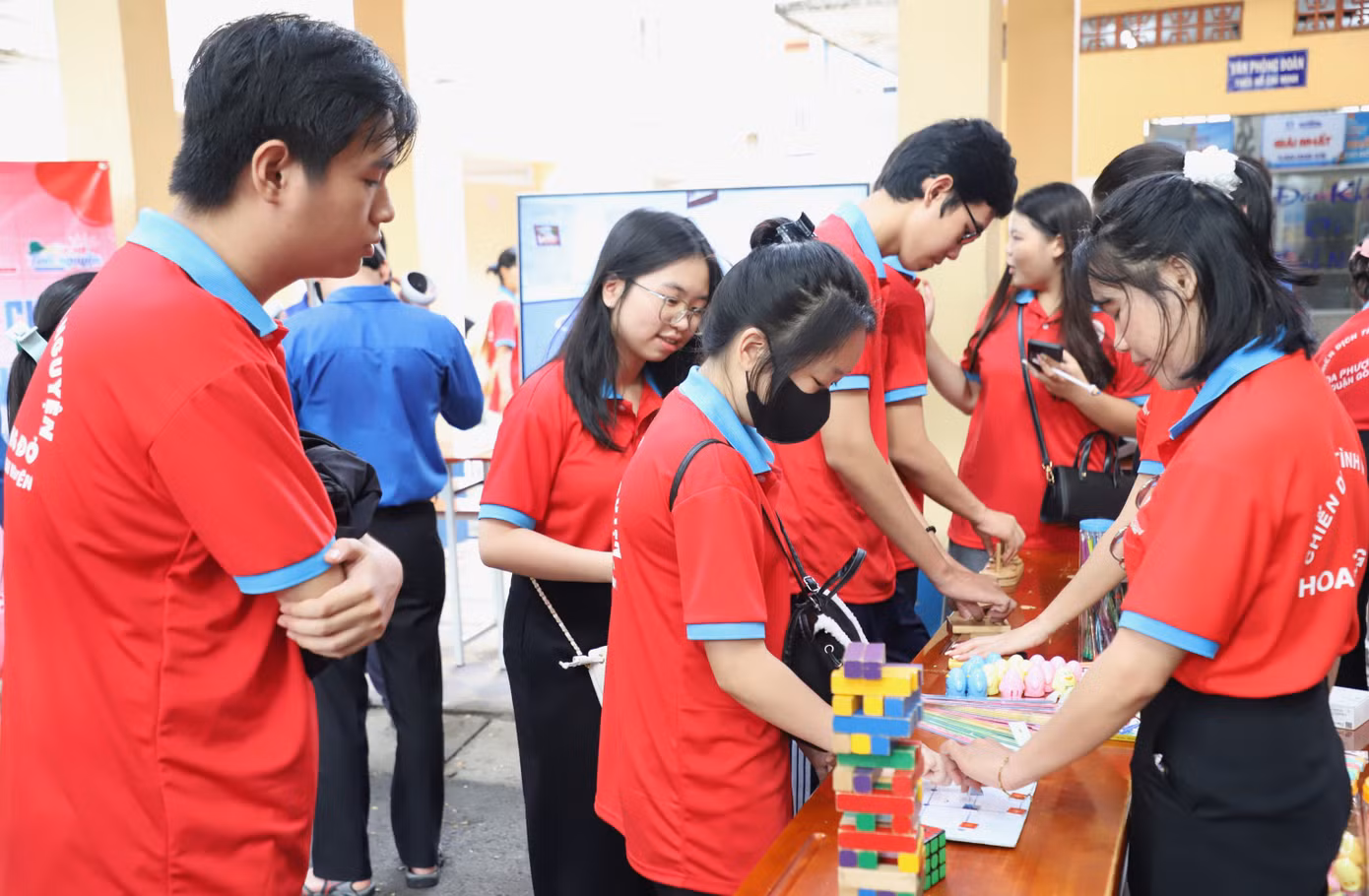 Các em học sinh tham gia sân chơi trải nghiệm sau lễ khai mạc hè.