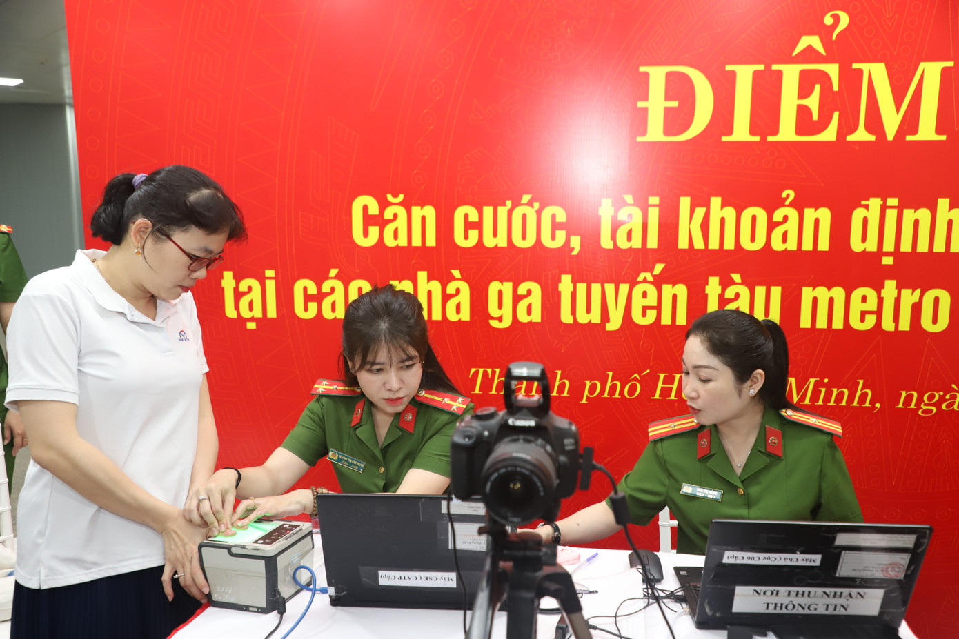 Theo quan sát, việc cấp tài khoản định danh này diễn ra trong khoảng 3-5 phút mỗi trường hợp, gồm việc thu thập thông tin cá nhân, lấy mống mắt, chụp ảnh, lăn tay... Sau các thủ tục, người dân chỉ cần đợi hệ thống trả về tin nhắn để xác thực và chính thức được cấp mã định danh.