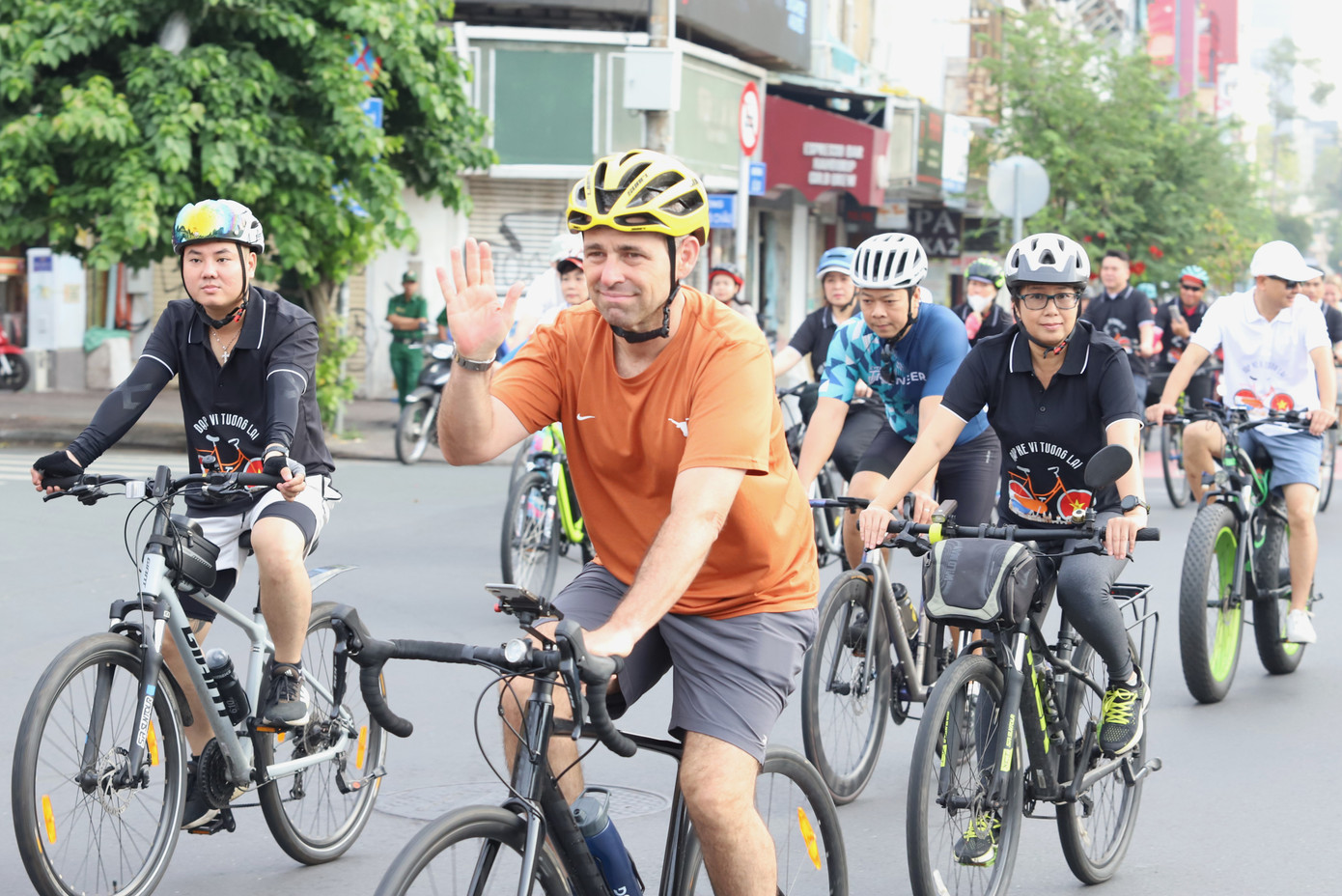 Mọi người có được trải nghiệm lý thú khi đạp xe cùng hai chàng trai đã vượt hàng chục nghìn cây số từ Hà Lan đến Việt Nam.