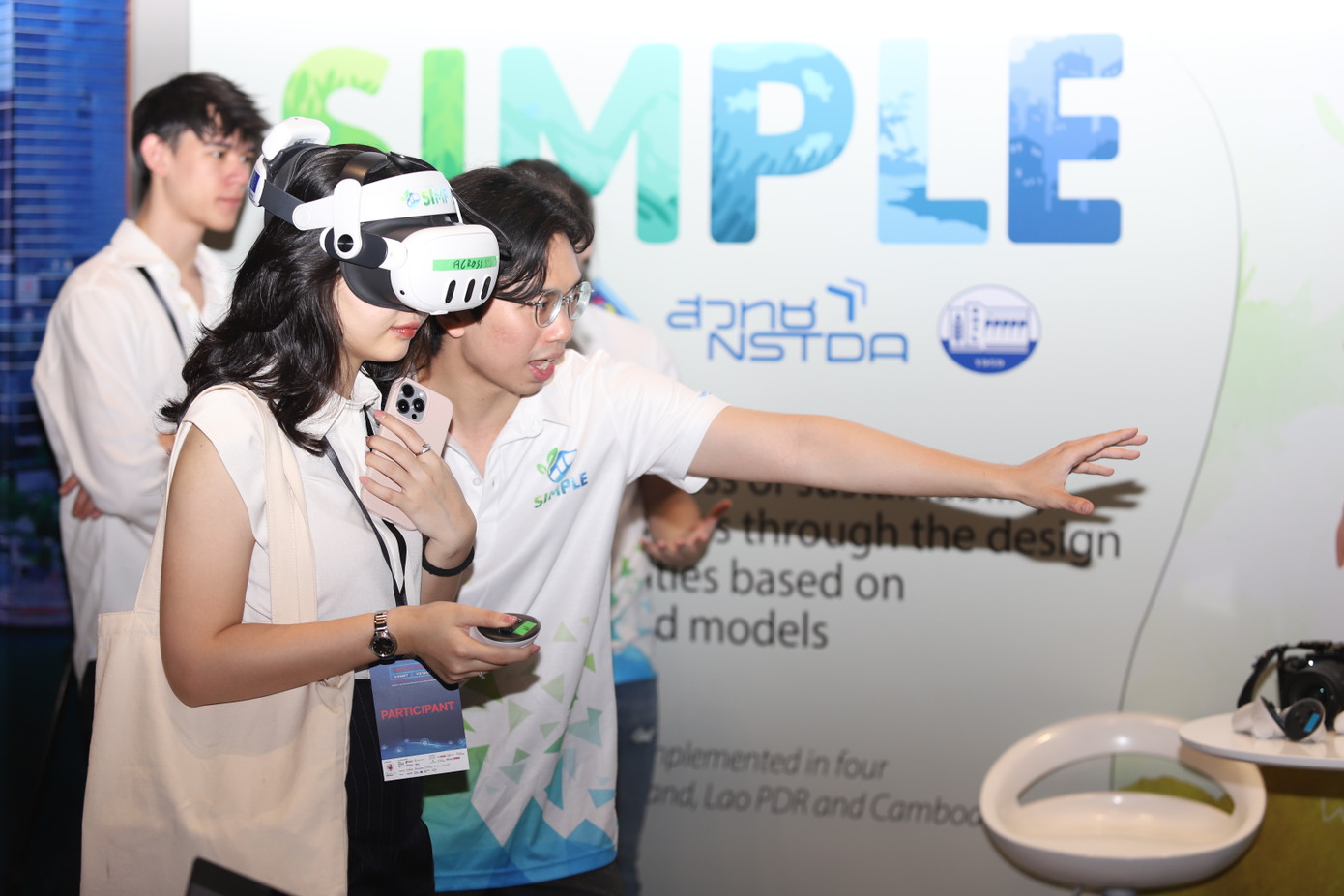 Giới thiệu, trình diễn một số công nghệ của các đơn vị doanh nghiệp Việt - Pháp. Ảnh: Ngô Tùng