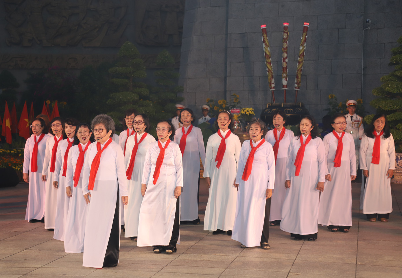 Các cô, chú từng tham gia tại 5 điểm cắm cờ, điểm khởi nghĩa nổi dậy giành chính quyền trong Chiến dịch Hồ Chí Minh góp mặt tại buổi lễ. Các cô, chú từng tham gia tại 5 điểm cắm cờ, điểm khởi nghĩa nổi dậy giành chính quyền trong Chiến dịch Hồ Chí Minh góp mặt tại buổi lễ.