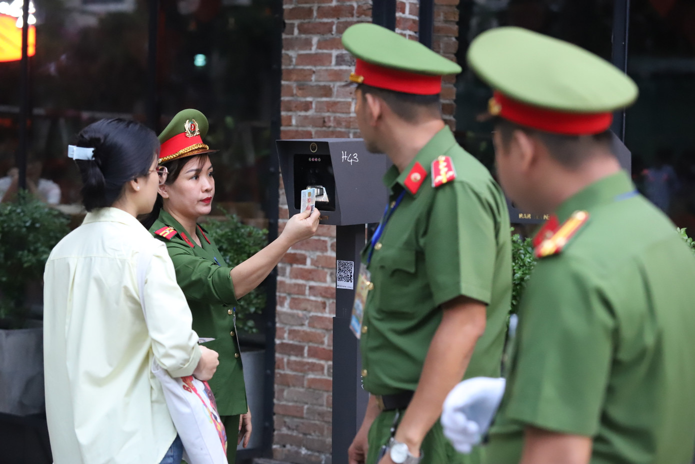 Để làm nên thành công của lễ kỷ niệm và các nội dung trọng đại suốt đợt kỷ niệm 50 năm ngày thống nhất non sông đất nước, có sự đóng góp lặng thầm của hàng nghìn cán bộ, chiến sĩ các lực lượng vũ trang.