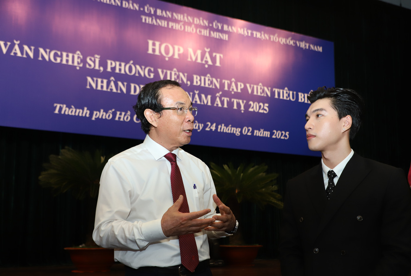 Ông Nguyễn Văn Nên gặp gỡ, trò chuyện thêm với Hieuthuhai cuối buổi họp mặt. Ông Nguyễn Văn Nên gặp gỡ, trò chuyện thêm với Hieuthuhai cuối buổi họp mặt.