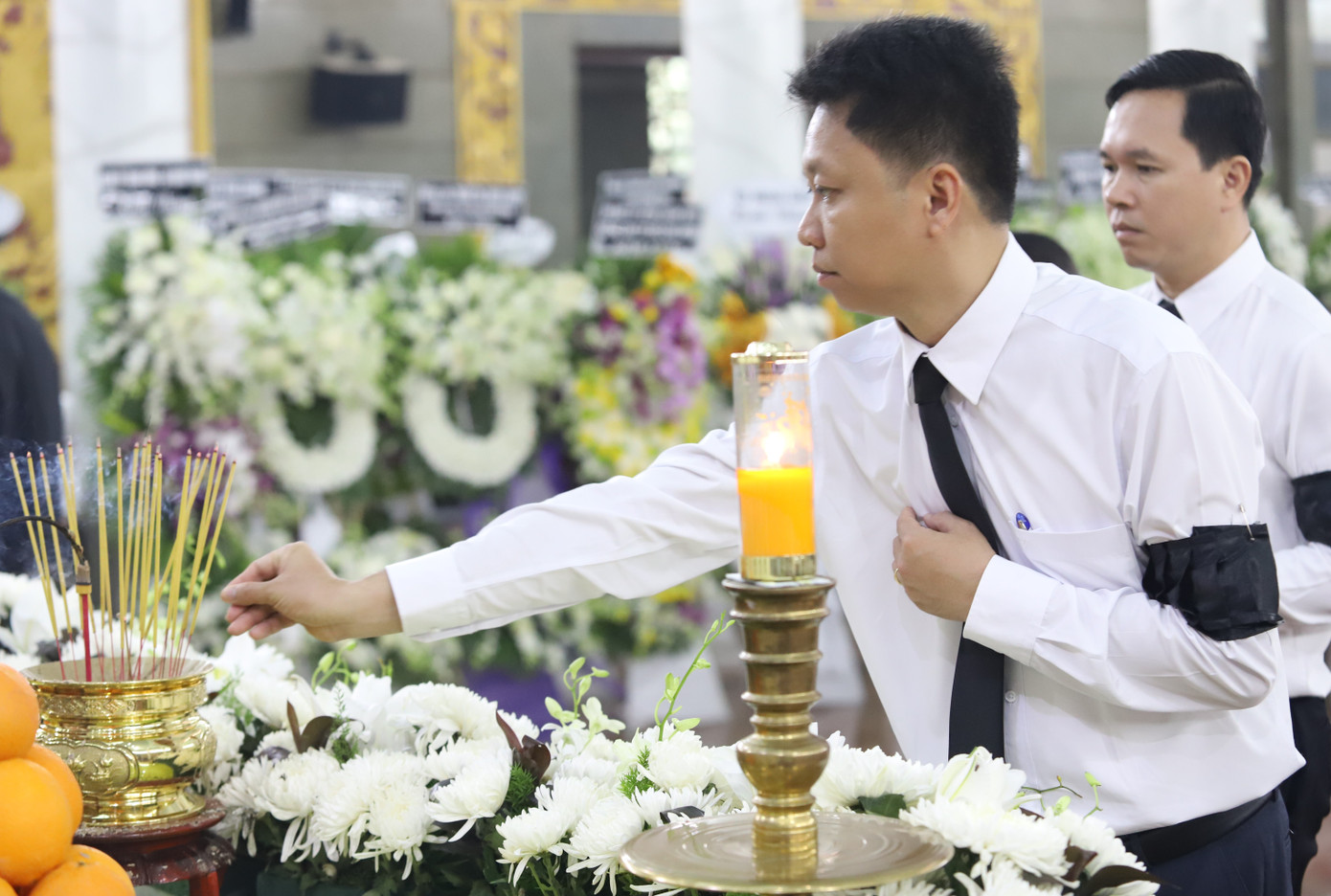 Thân quyến cùng đại diện các cơ quan, ban ngành Trung ương, TPHCM thắp hương tiễn biệt GS.TS Phan Lương Cầm. Thân quyến cùng đại diện các cơ quan, ban ngành Trung ương, TPHCM thắp hương tiễn biệt GS.TS Phan Lương Cầm.