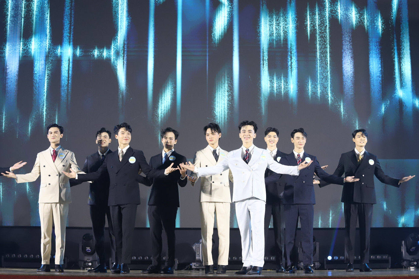 Nét lịch lãm, phong cách của các nam sinh viên trong đêm thi quyết định.