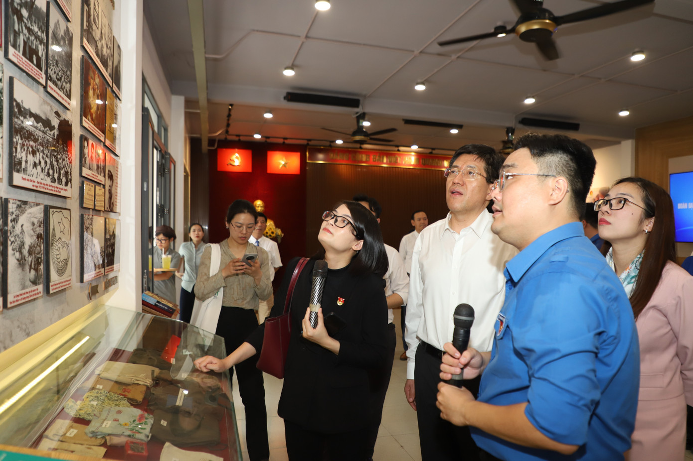 Anh Ngô Minh Hải - Ủy viên Ban Thường vụ Trung ương Đoàn TNCS Hồ Chí Minh, Bí thư Thành Đoàn, Chủ tịch Hội Liên hiệp Thanh niên Việt Nam TPHCM chia sẻ với anh A Đông và đoàn đại biểu các thông tin chính yếu về các mặt hoạt động của Nhà Văn hóa Thanh niên TPHCM nói chung và không gian trưng bày, triển lãm về truyền thống đấu tranh cách mạng nói riêng. Anh Ngô Minh Hải - Ủy viên Ban Thường vụ Trung ương Đoàn TNCS Hồ Chí Minh, Bí thư Thành Đoàn, Chủ tịch Hội Liên hiệp Thanh niên Việt Nam TPHCM chia sẻ với anh A Đông và đoàn đại biểu các thông tin chính yếu về các mặt hoạt động của Nhà Văn hóa Thanh niên TPHCM nói chung và không gian trưng bày, triển lãm về truyền thống đấu tranh cách mạng nói riêng.