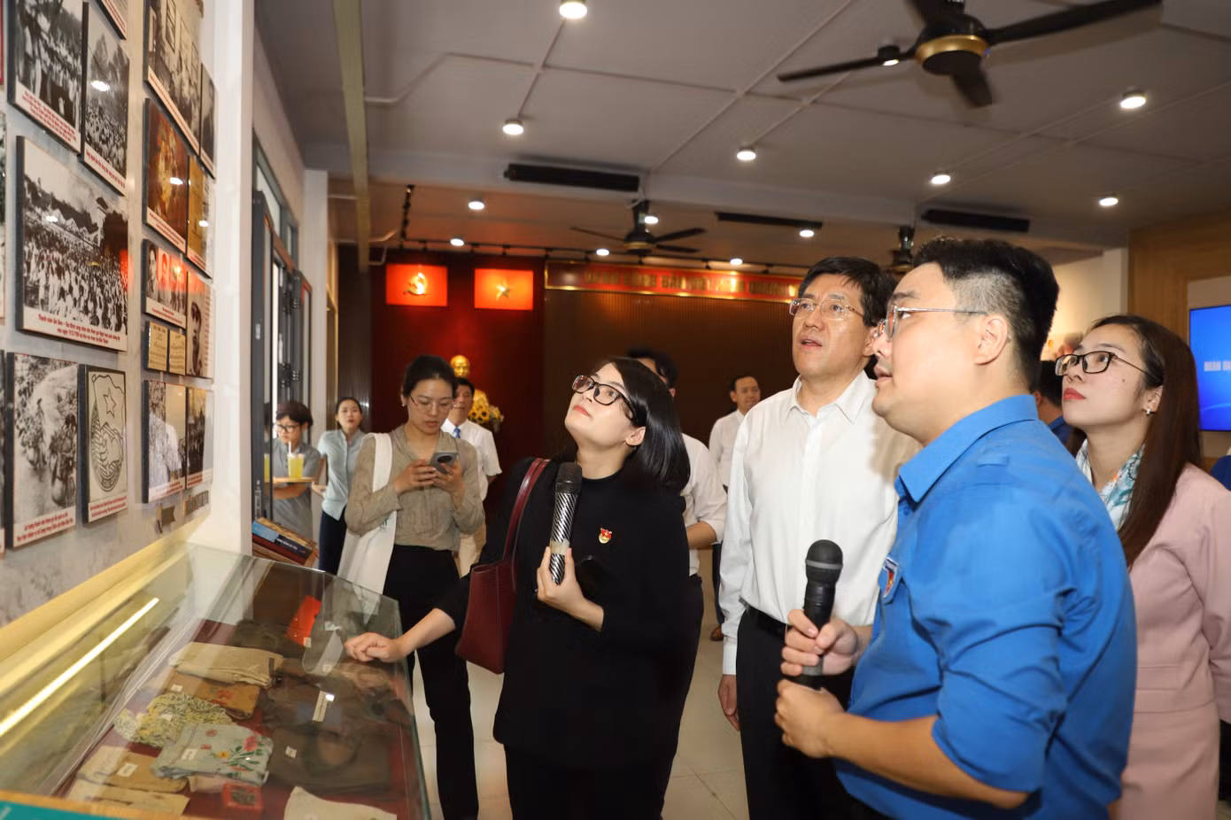 Anh Ngô Minh Hải - Ủy viên Ban Thường vụ Trung ương Đoàn TNCS Hồ Chí Minh, Bí thư Thành Đoàn, Chủ tịch Hội Liên hiệp Thanh niên Việt Nam TPHCM chia sẻ với anh A Đông và đoàn đại biểu các thông tin chính yếu về các mặt hoạt động của Nhà Văn hóa Thanh niên TPHCM nói chung và không gian trưng bày, triển lãm về truyền thống đấu tranh cách mạng nói riêng.