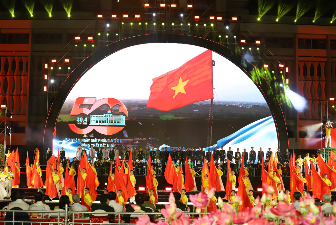 Chương trình được kết cấu thành 3 chương, gồm Khát vọng thống nhất, Khát vọng vươn lên và Khát vọng hùng cường, được xây dựng mang tính sử ca, gồm các thể loại ca, múa, nhạc, sân khấu, thực cảnh, sử thi…