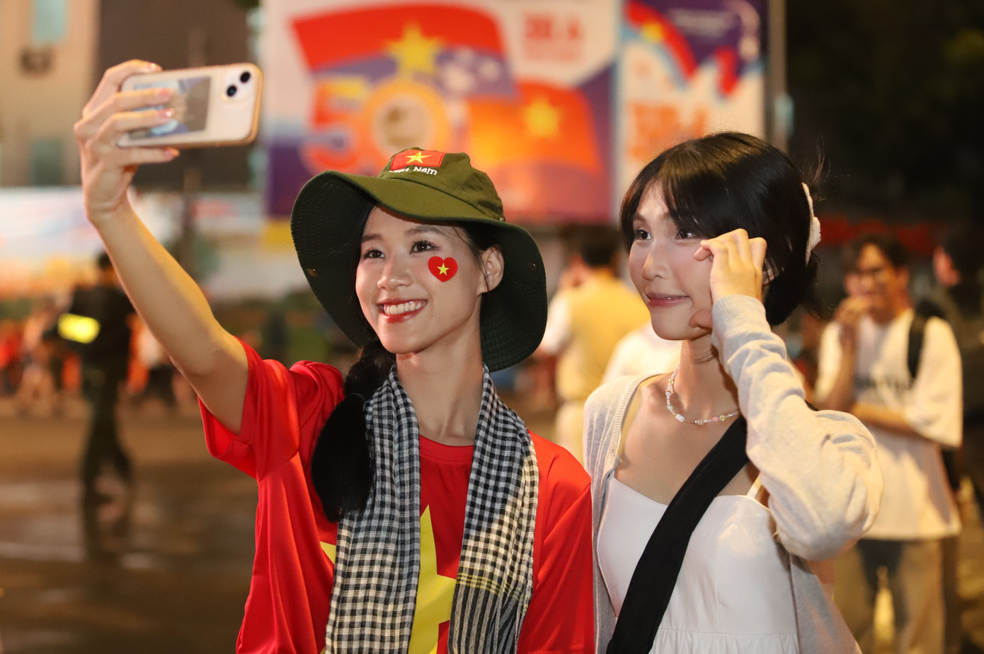 Đại lễ kỷ niệm 50 năm Ngày Giải phóng miền Nam, thống nhất đất nước đem lại những cảm xúc đẹp đẽ với hàng triệu người dân khắp cả nước. Ảnh: Ngô Tùng