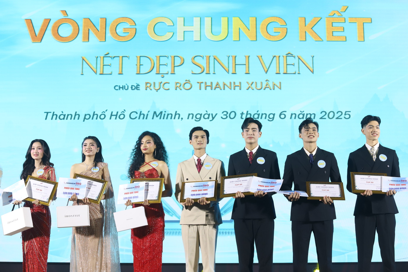 Ban tổ chức trao giấy chứng nhận cho top 20 của cuộc thi.