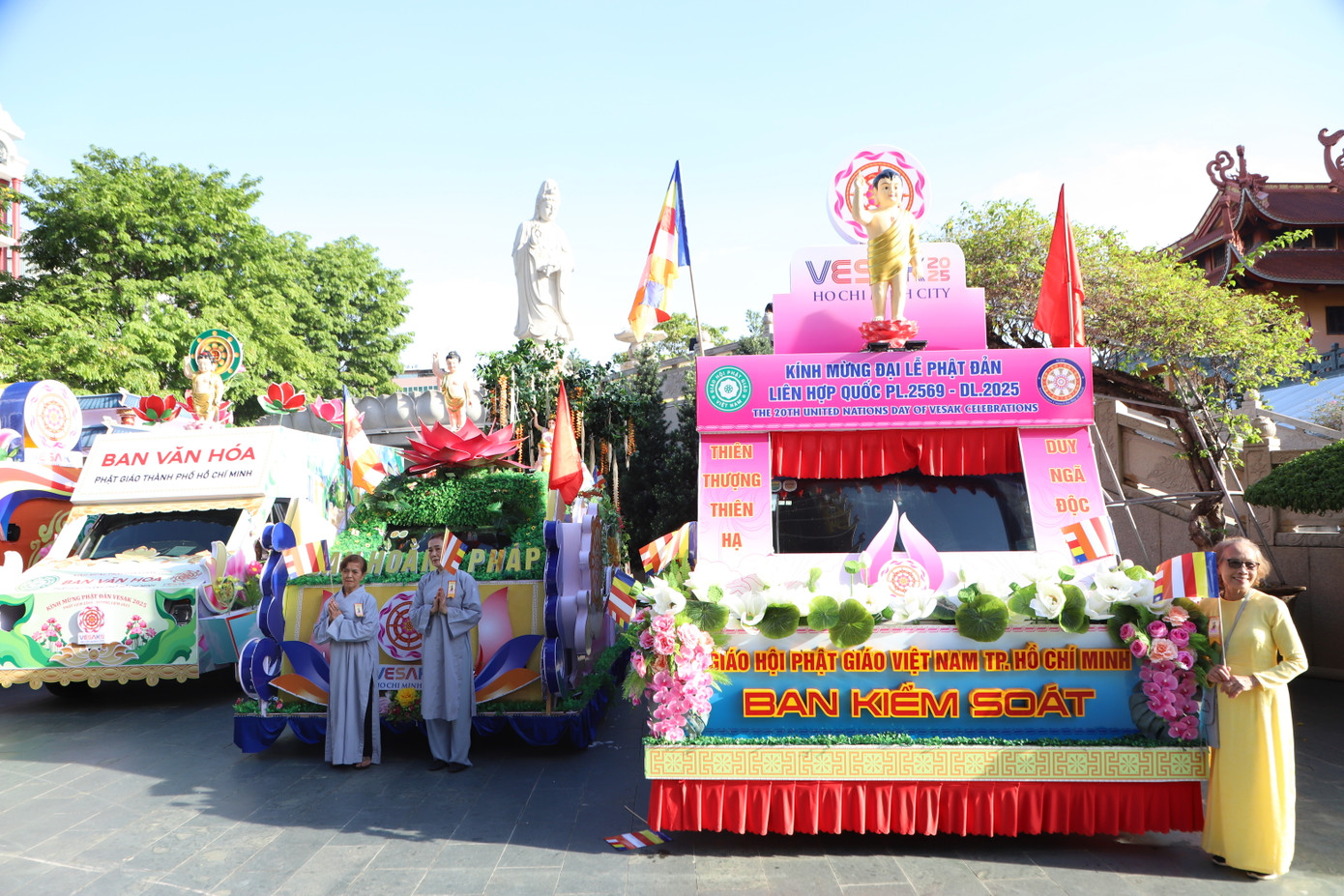 Chào mừng Đại lễ Phật đản, các cơ quan chuyên môn cùng Ban Trị sự GHPG các địa phương trên địa bàn TPHCM tổ chức thiết trí xe hoa mang màu sắc Phật giáo với sự cung kính, trang nghiêm. Chào mừng Đại lễ Phật đản, các cơ quan chuyên môn cùng Ban Trị sự GHPG các địa phương trên địa bàn TPHCM tổ chức thiết trí xe hoa mang màu sắc Phật giáo với sự cung kính, trang nghiêm.