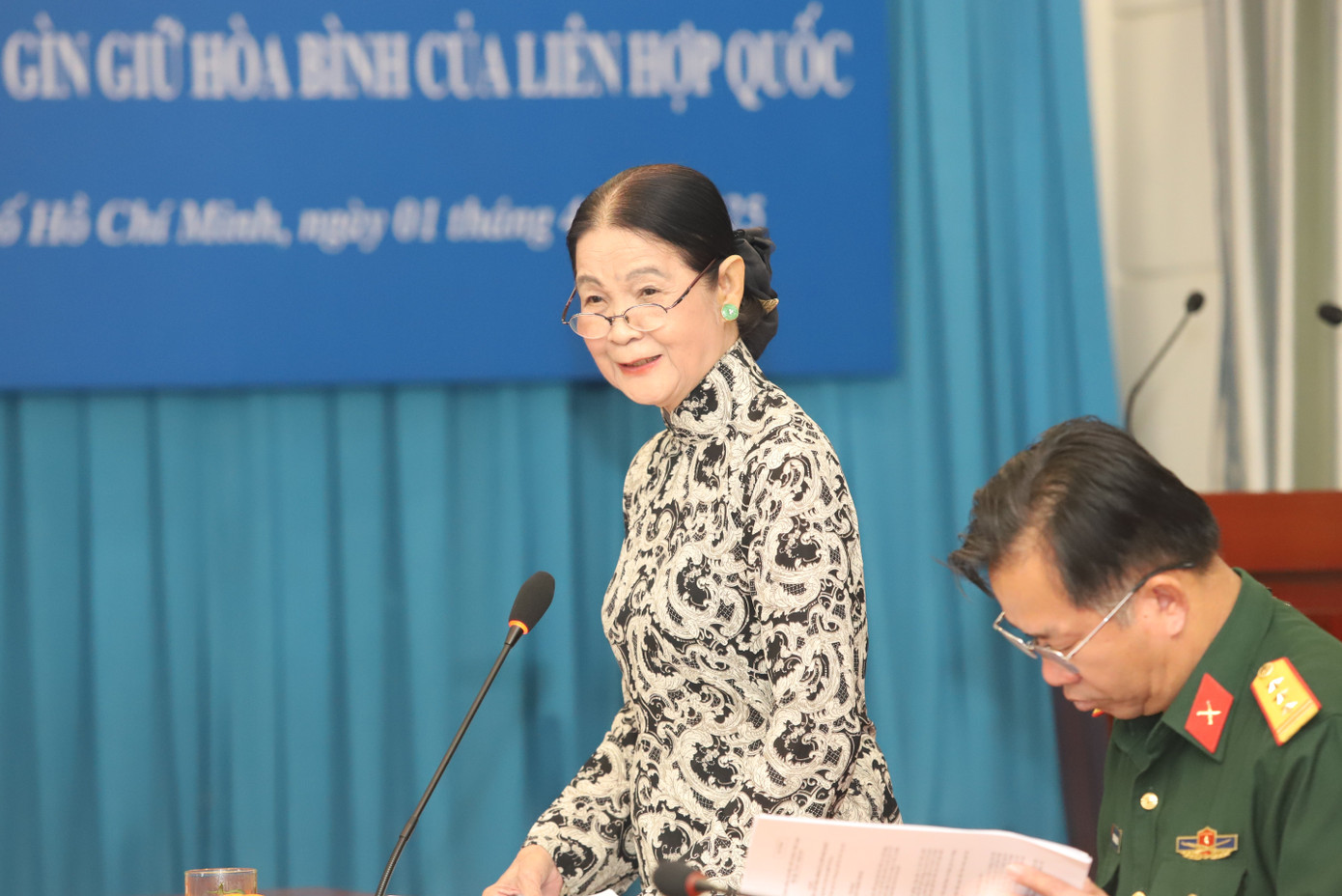 Luật sư Trương Thị Hòa trao đổi tại buổi góp ý. Ảnh: Ngô Tùng Luật sư Trương Thị Hòa trao đổi tại buổi góp ý. Ảnh: Ngô Tùng