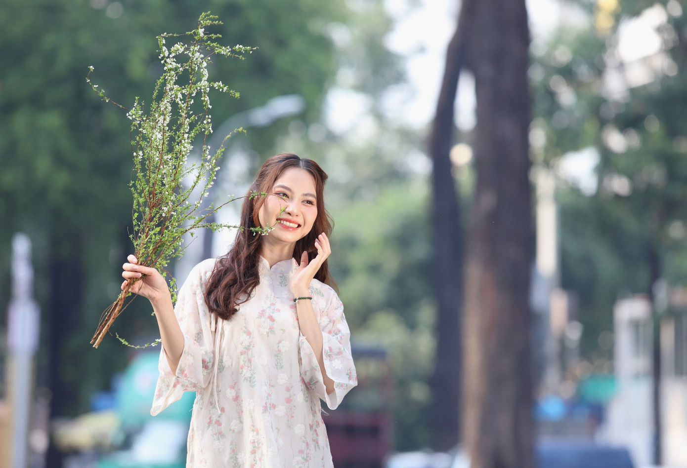 Các thiếu nữ khoe nét tươi trẻ, rạng ngời trong nắng xuân Sài thành.