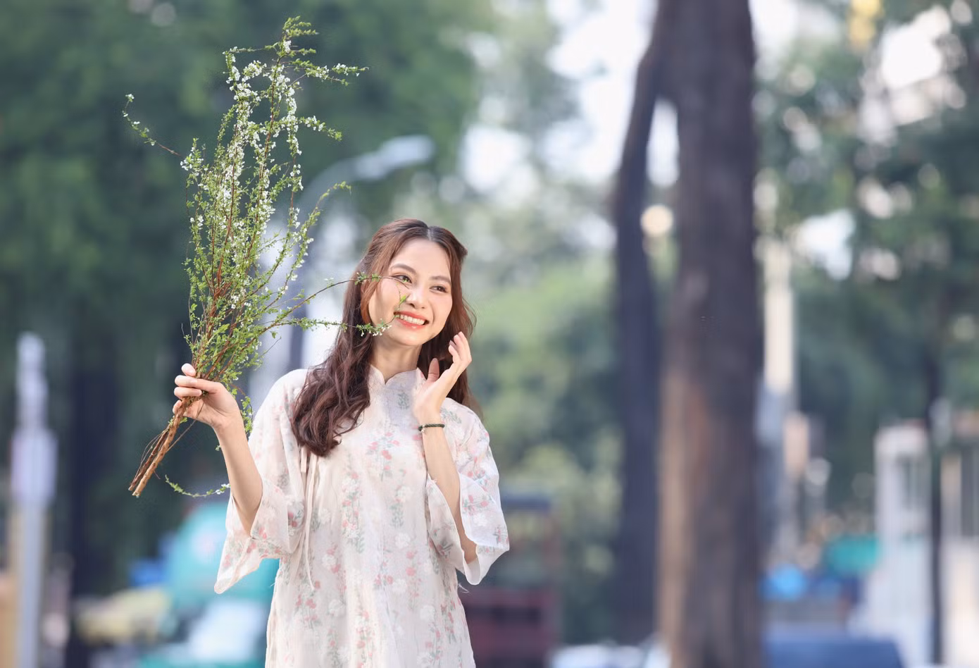 Các thiếu nữ khoe nét tươi trẻ, rạng ngời trong nắng xuân Sài thành.