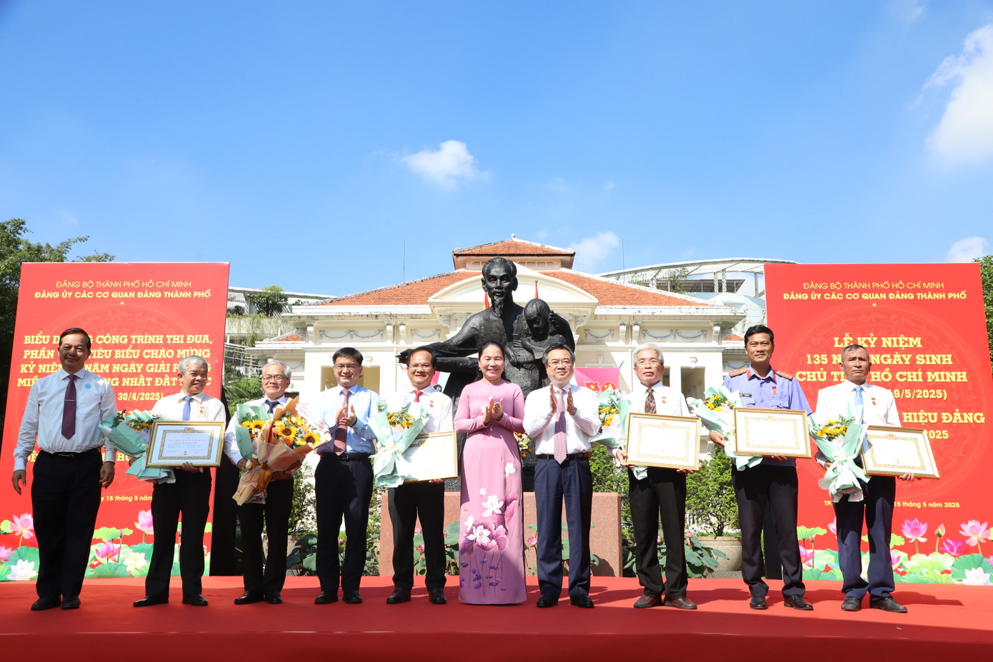 Thường trực Đảng ủy các cơ quan Đảng TPHCM trao Huy hiệu Đảng đợt ngày 19/5 đến các đảng viên. Thường trực Đảng ủy các cơ quan Đảng TPHCM trao Huy hiệu Đảng đợt ngày 19/5 đến các đảng viên.