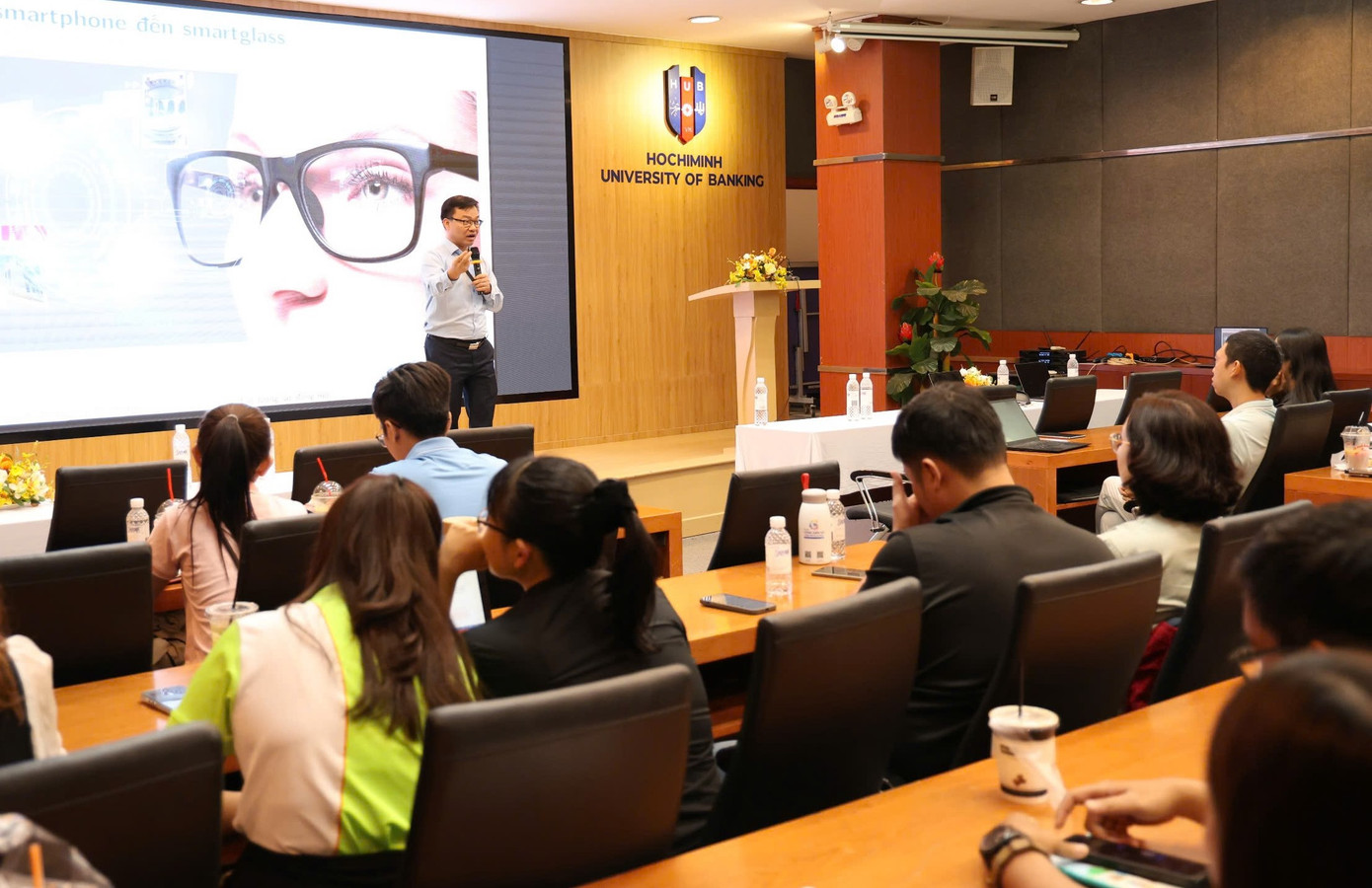 Chuyên gia trao đổi với học viên là cán bộ, công chức, viên chức thành phố. Ảnh: Tỷ Huỳnh