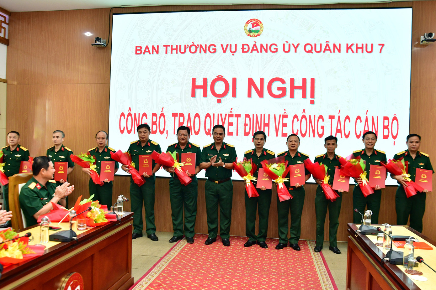 Đại tá Lê Xuân Bình, Phó Tư lệnh, Tham mưu trưởng Quân khu 7 trao quyết định cho các cán bộ. Ảnh: Báo Quân khu 7 Đại tá Lê Xuân Bình, Phó Tư lệnh, Tham mưu trưởng Quân khu 7 trao quyết định cho các cán bộ. Ảnh: Báo Quân khu 7