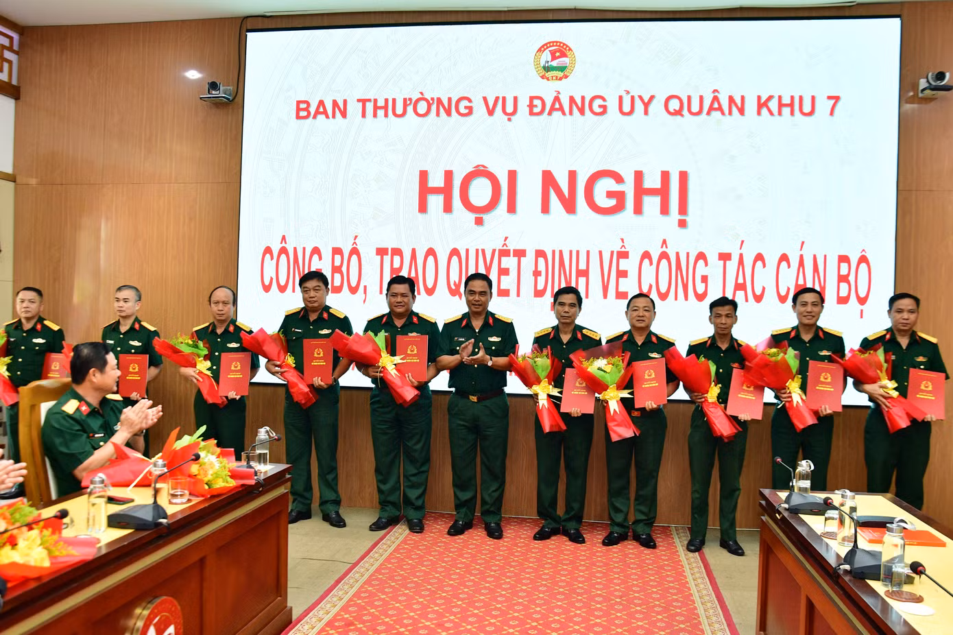 Đại tá Lê Xuân Bình, Phó Tư lệnh, Tham mưu trưởng Quân khu 7 trao quyết định cho các cán bộ. Ảnh: Báo Quân khu 7