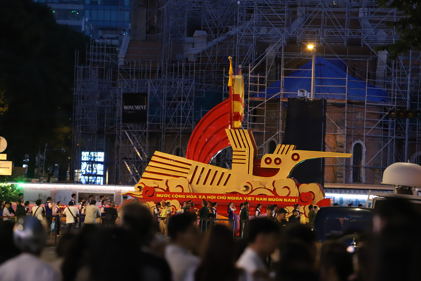 Không khí rộn ràng, tươi vui trong đêm hợp luyện diễu binh, diễu hành tối 22/4 tại khu vực trung tâm TPHCM.