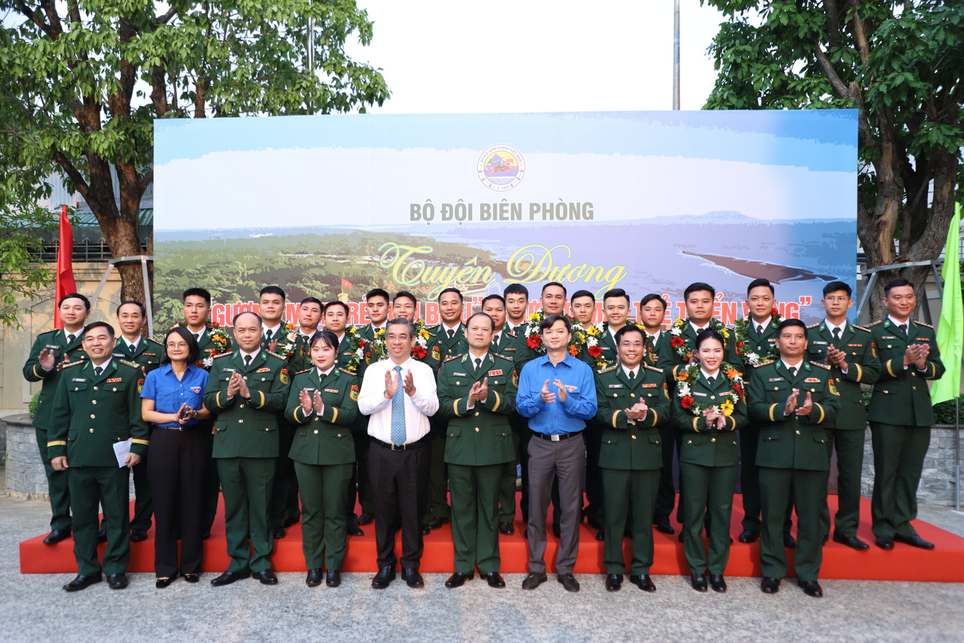 Lãnh đạo BĐBP, Trung ương Đoàn, TPHCM cùng các gương tiêu biểu trong lực lượng BĐBP. Lãnh đạo BĐBP, Trung ương Đoàn, TPHCM cùng các gương tiêu biểu trong lực lượng BĐBP.