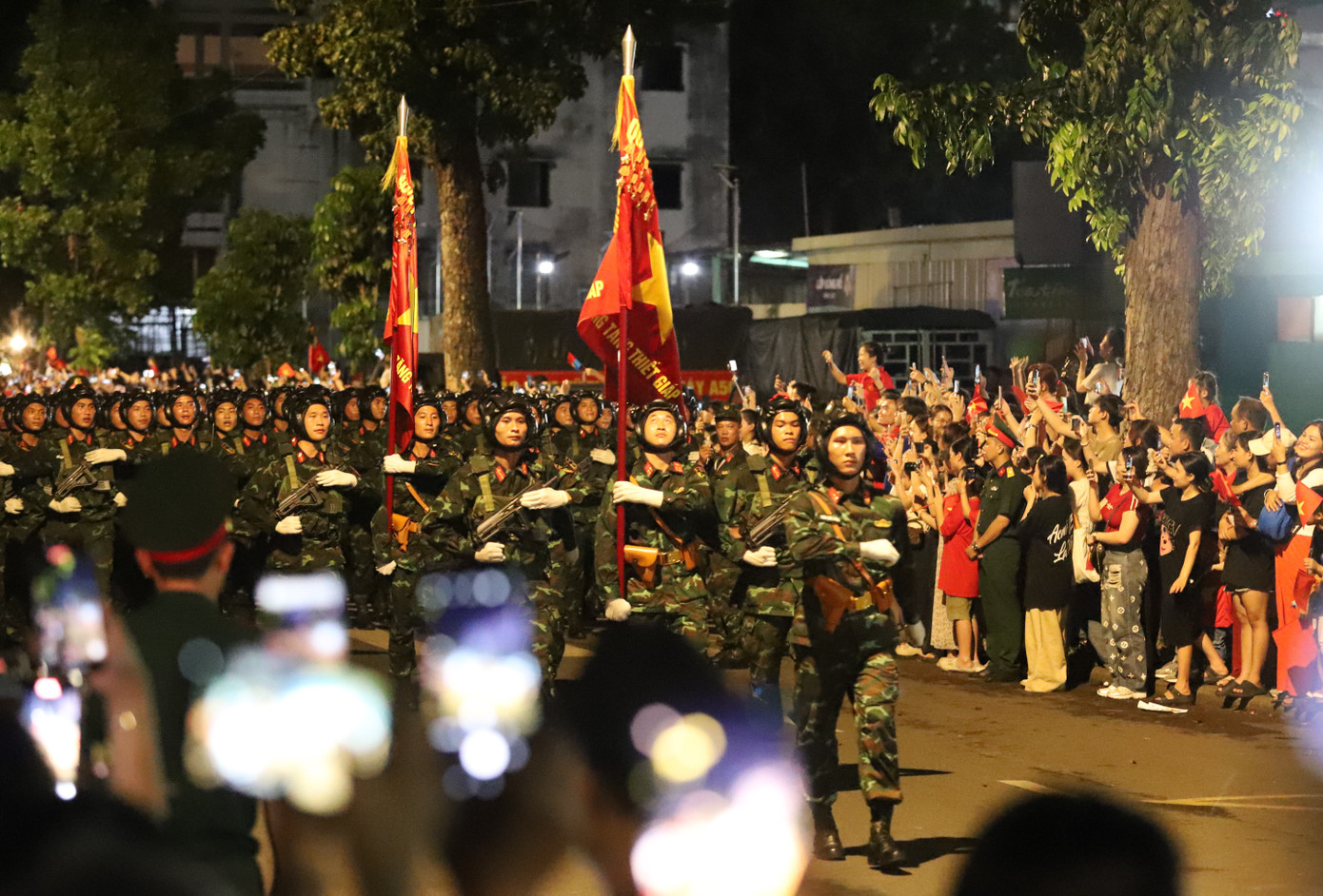 Tối 25/4, tại tuyến đường Lê Duẩn (quận 1, TPHCM), các khối thuộc lực lượng Quân đội, Công an, các khối thuộc Mặt trận Tổ quốc, đoàn thể, quần chúng tham gia diễu binh, diễu hành đã tiến hành buổi sơ duyệt cấp Nhà nước mừng đại lễ 50 năm Ngày Giải phóng miền Nam, thống nhất đất nước (30/4/1975 - 30/4/2025).