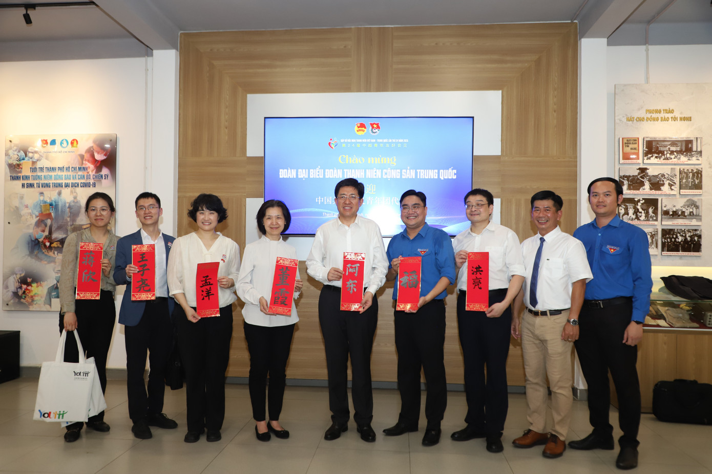 Các đại biểu đón nhận bức thư pháp được họa ngay khi đoàn đến thăm. Các đại biểu đón nhận bức thư pháp được họa ngay khi đoàn đến thăm.