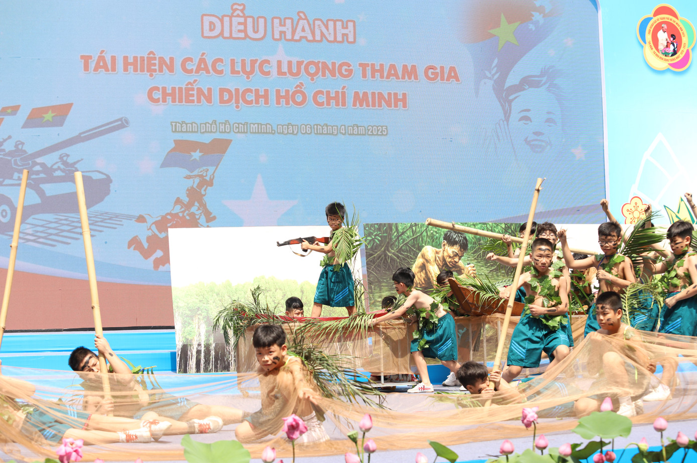 Các thiếu nhi TPHCM khắc họa hình ảnh các chiến sĩ Đặc công Rừng Sác - những người lính quả cảm, từng âm thầm làm nên những chiến công lẫy lừng giữa vùng sông nước hiểm trở. Họ là những người mở đường bằng lòng dũng cảm, chiến đấu bằng trí thông minh, với lối đánh thần tốc, bất ngờ, chính xác đến từng khoảnh khắc.