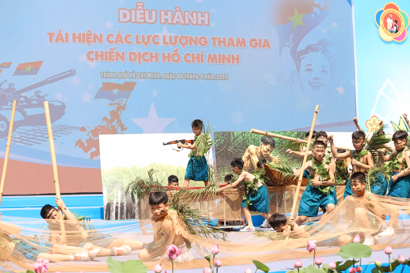 Các thiếu nhi TPHCM khắc họa hình ảnh các chiến sĩ Đặc công Rừng Sác - những người lính quả cảm, từng âm thầm làm nên những chiến công lẫy lừng giữa vùng sông nước hiểm trở. Họ là những người mở đường bằng lòng dũng cảm, chiến đấu bằng trí thông minh, với lối đánh thần tốc, bất ngờ, chính xác đến từng khoảnh khắc.