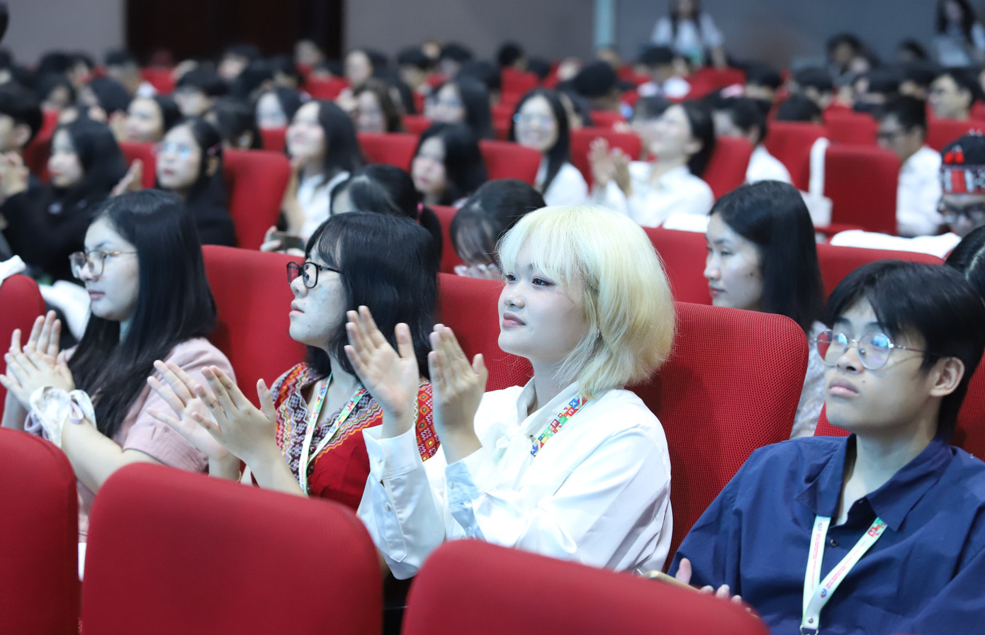 Các bạn sinh viên quốc tế và Việt Nam tham dự diễn đàn. Ảnh: Ngô Tùng