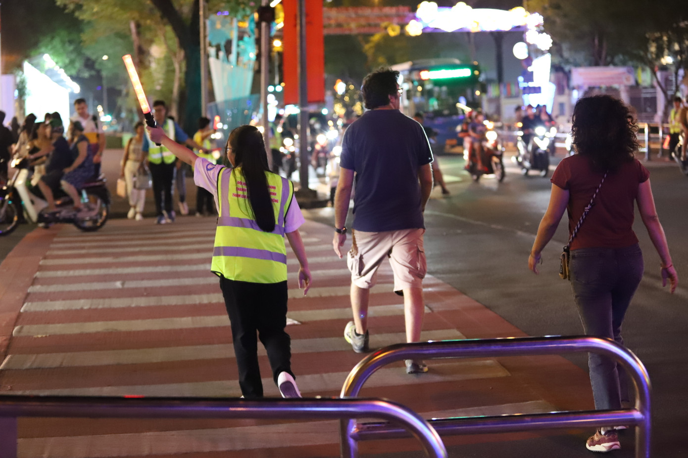 Sự góp mặt của các chiến sĩ áo xanh giúp người đi đường tham gia giao thông trật tự, an toàn, quy củ hơn.